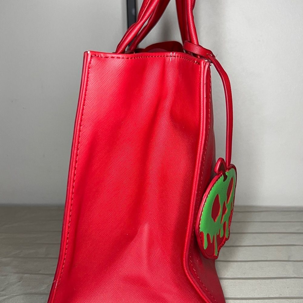Loungefly Snow White red tote with Crossbody strap - Rare - Picture 4 of 5